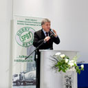 Profesor Jan Deja składa gratulacje laureatom